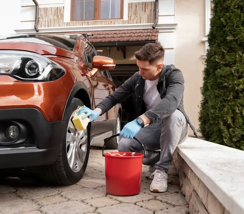 Lavage auto à domicile Derval : professionnel intervenant sur un véhicule